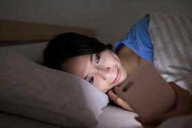 女人在床上用手机