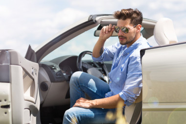 敞篷車的男人圖片