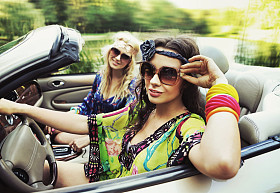 微笑着敞蓬车的妇女图片