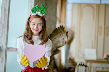 冬天的衣服，拿著禮物盒的小女孩