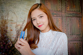 小女孩造型在家里图片