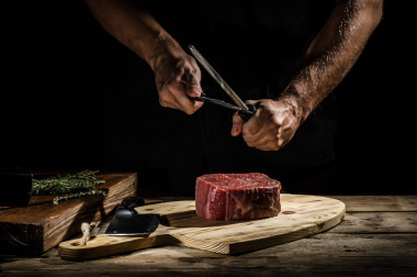 厨师屠夫准备牛肉牛排