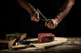 厨师屠夫准备牛肉牛排