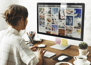 与计算机工作的女子