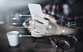 女人控股智能手机图片