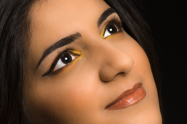 微笑與化妝的女人