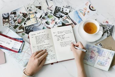 計(jì)劃旅行的女人圖片