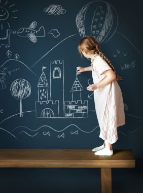 在黑板上画画的女孩图片