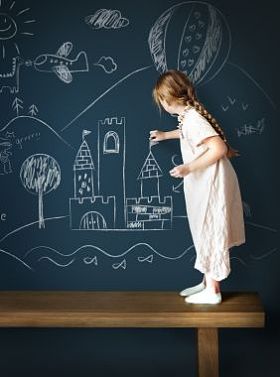 在黑板上画画的女孩图片