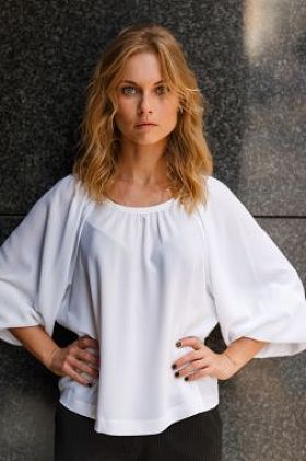 金发女人，双手叉腰的一半增长的肖像