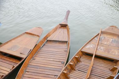 股票照片传统的木制的小船在河上