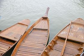 股票照片传统的木制的小船在河上