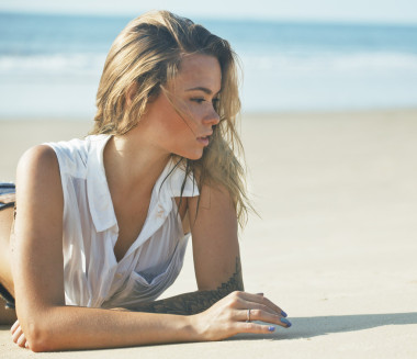 年轻漂亮的金发碧眼女人图片