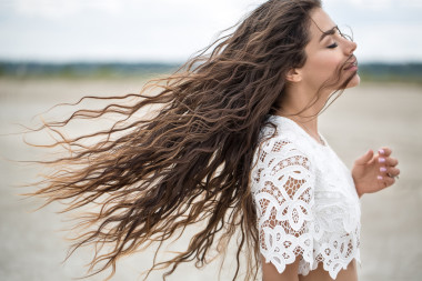 美丽的布鲁内特的肖像