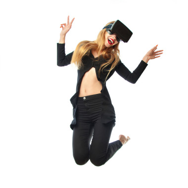 在虛擬現(xiàn)實頭盔的女人