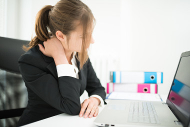 患有頸部疼痛的女人圖片