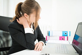 患有颈部疼痛的女人图片