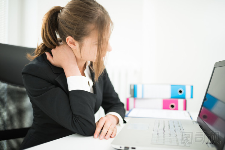 患有頸部疼痛的女人圖片