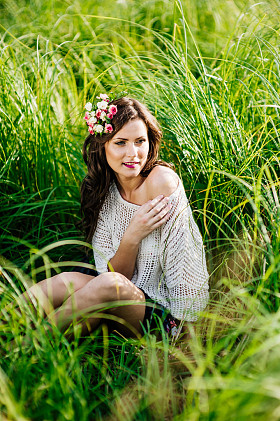 女孩躺在绿草图片