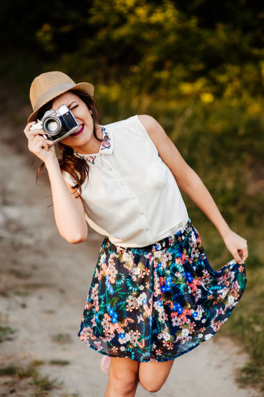 女孩與復(fù)古相機(jī)合影