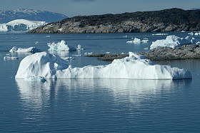 冰山在北冰洋在格陵兰岛伊卢利萨特，峡湾
