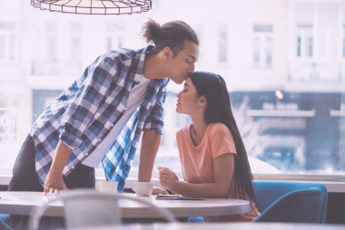 年輕的人之間的關系圖片