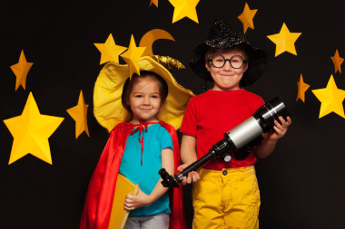 可爱的孩子们玩的天空观察者 