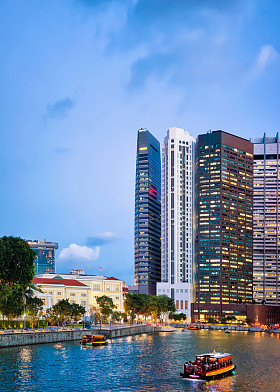 黄昏时分新加坡金融中心的渡轮和摩天大