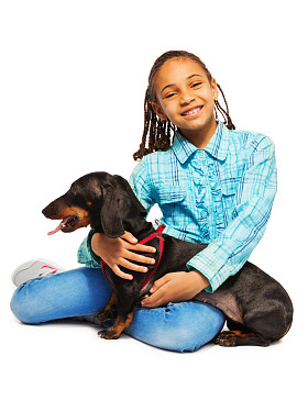 女孩抱着黑腊肠