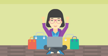 一個(gè)女人用筆記本電腦在網(wǎng)上購(gòu)物