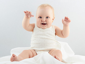 微笑的小女孩。小滑稽 child.newborn