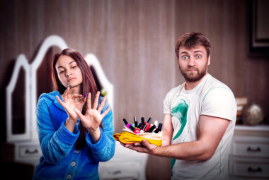 她的指甲拋光的女人