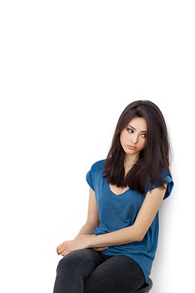 年轻烦躁不安的女人坐在椅子上