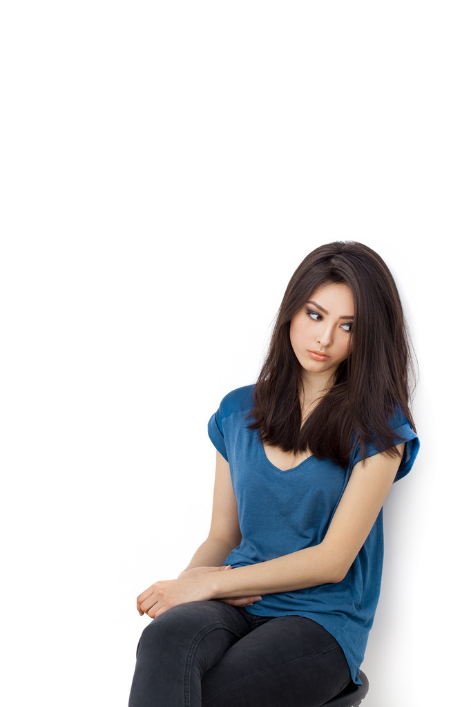 年轻烦躁不安的女人坐在椅子上
