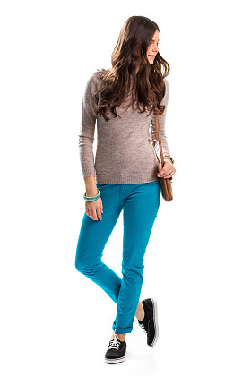 女人在平原的米色毛衣.图片