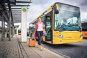 公共汽车和铁路车站照片