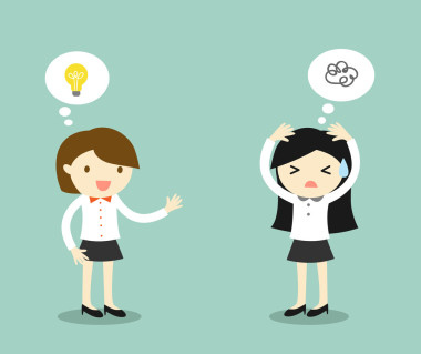 經(jīng)營理念，女商人有想法，但另一個(gè)女商人卻陷入了一個(gè)想法。矢量插圖