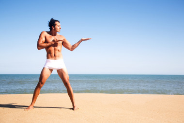 行使在海滩上的男人