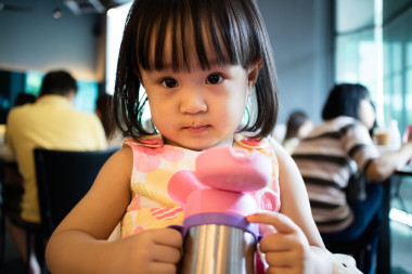 亚洲中国小女孩等待食物图片