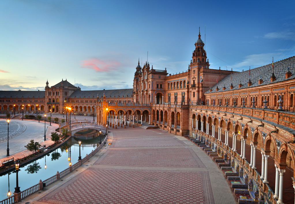 塞维利亚，西班牙。西班牙广场 （西班牙广场） 日落之后