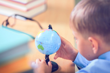 在圖書館，學習寫作紙皮書的孩子的學校孩子