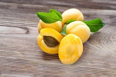 有機(jī)杏木背景上的葉子圖片