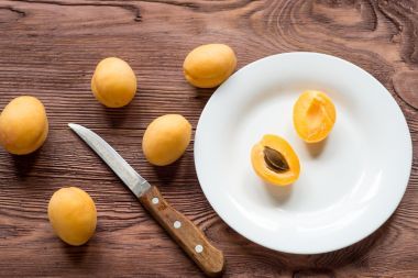 以刀木制背景有機(jī)杏子