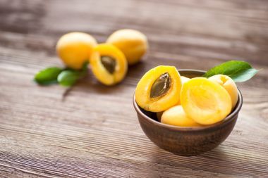 有機(jī)杏木背景上的葉子