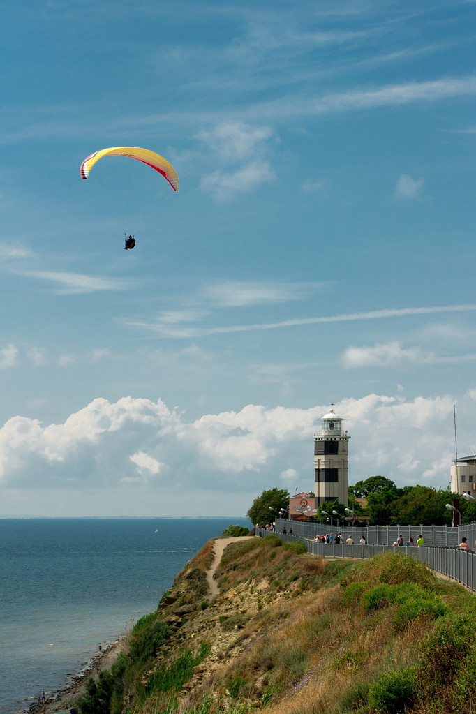 在海上骑降落伞图片