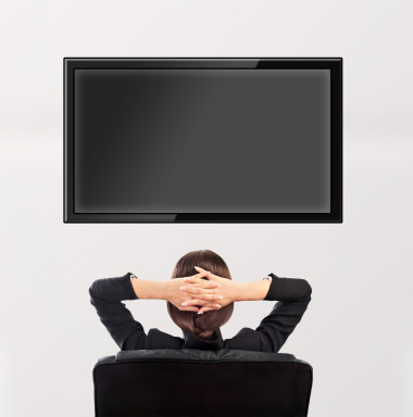 看電視的女人。后面的照片。在可編輯 copyspace