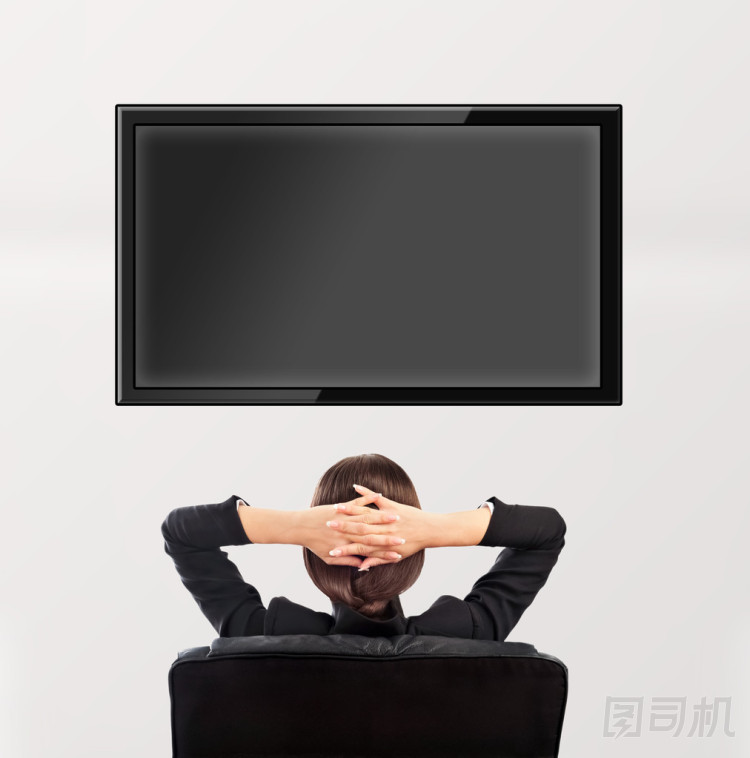 看電視的女人。后面的照片。在可編輯 copyspace