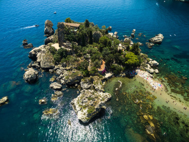 沙灘和島嶼 Isola Bella 在陶爾米納