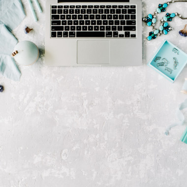 舒适的办公桌空间表