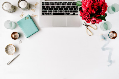 舒適的辦公桌空間表圖片